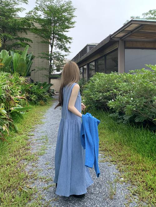 大碼韓版藍(lán)色格紋背心裙2024夏秋新款氣質(zhì)單排扣甜美無(wú)袖連衣裙